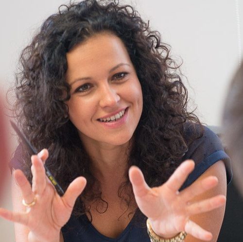 Helena Kirchmayr diskutiert und gestikuliert