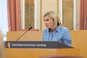 Astrid Zehetmair am Rednerpult Fotocredits: Land OÖ/Daniela Sternberger