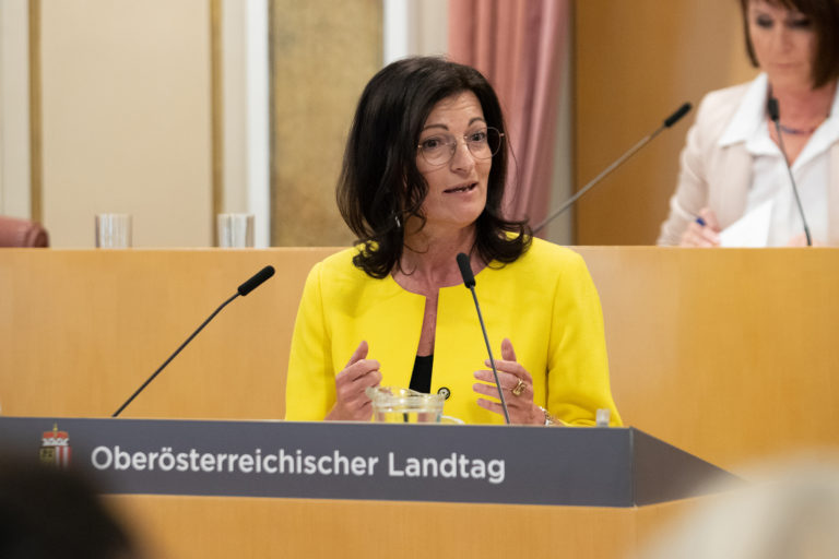 Margit Angerlehner am Rednerpult Fotocredits: Land OÖ/Daniela Sternberger