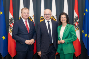 LH Stelzer und KO Angelehner begrüßen LAbg. Günther Baschinger im OÖVP-Landtagsklub.